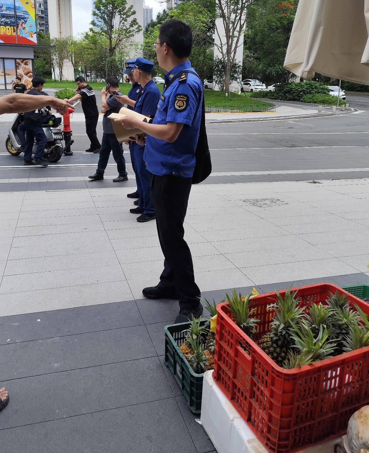 太无语了，还怎么做生意。
昨天过来没有一句警告，直接就把我东西没收了。
把我桌子