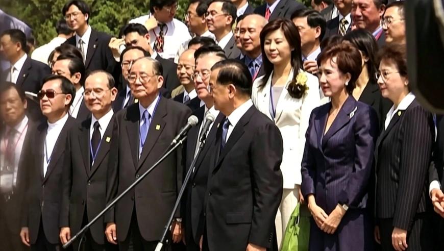 从细节看出诚意！
近日，郑丽文携团赶赴南京中山陵拜谒，在献花环节时，礼仪人员既不