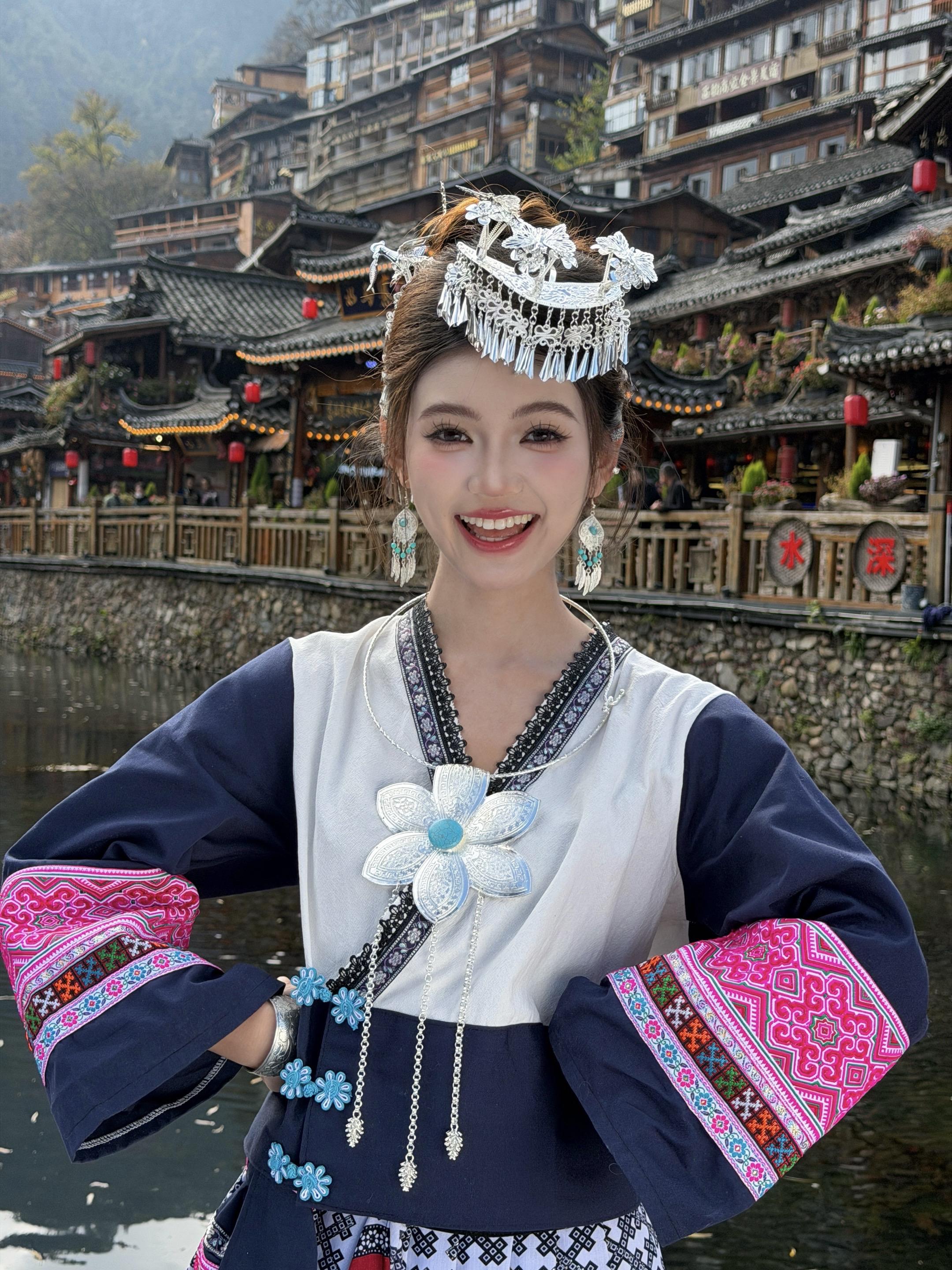 来苗寨别乱看，小心被我下相思蛊。