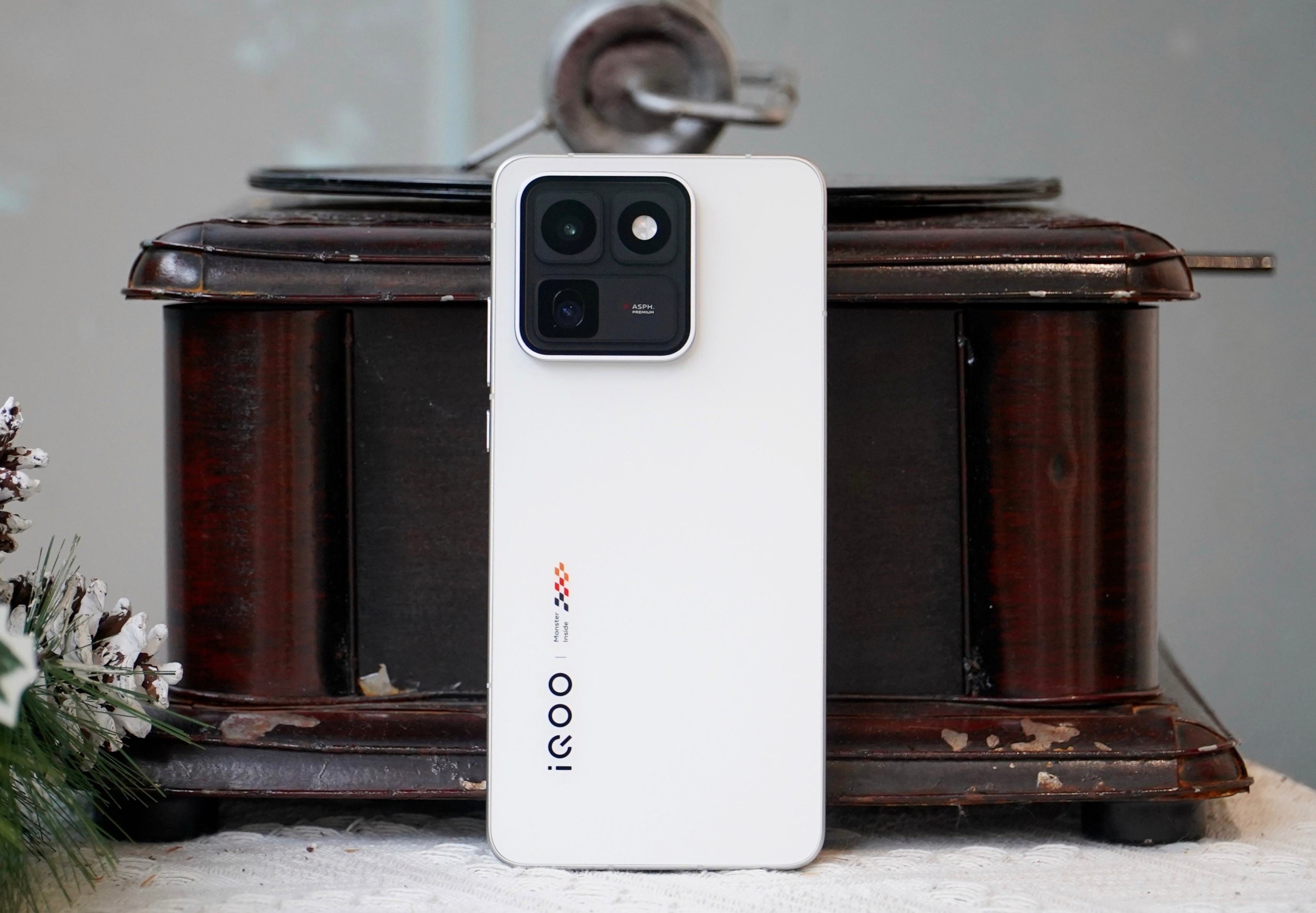 iQOO 15T传奇版真机上手图：果然作为白色控的我，还是白色最拿捏我。这个传奇