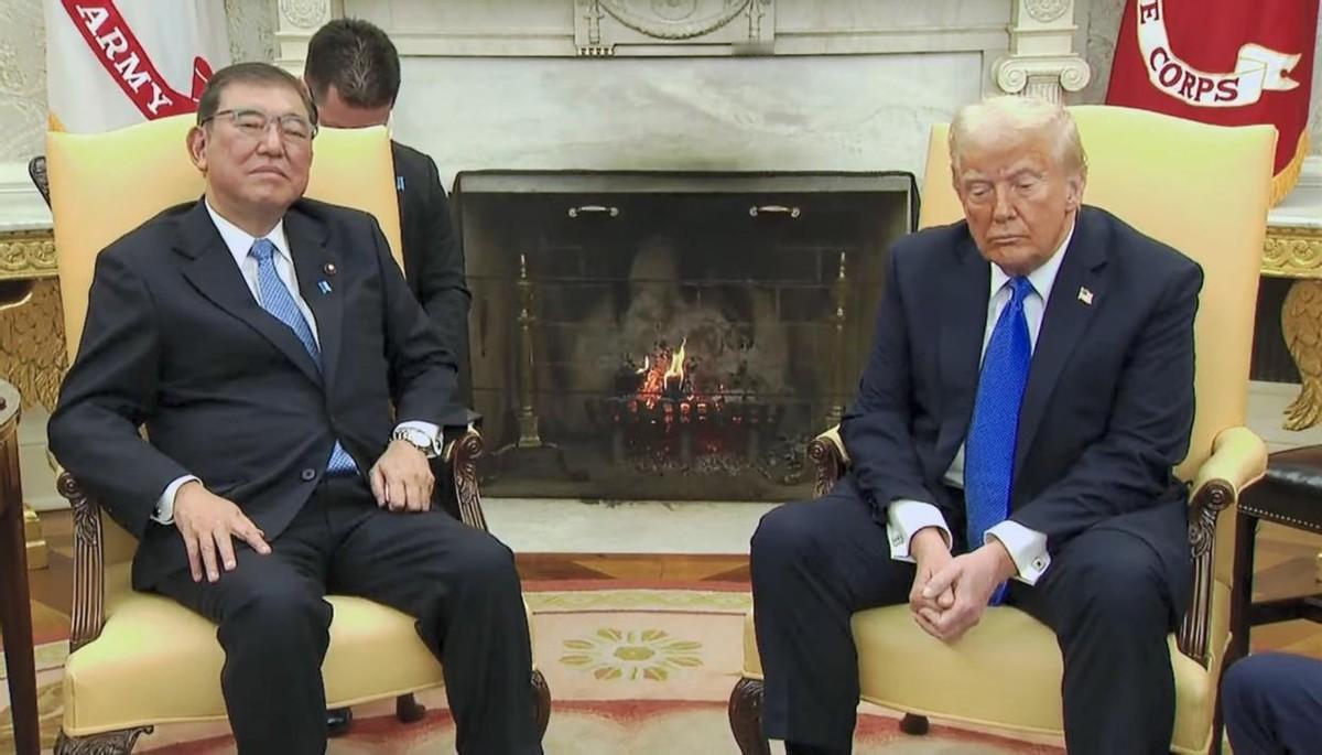 石破茂访美一趟成“日本之耻”，因坐姿难看被日本网民骂上热搜。

不得不感叹日本人
