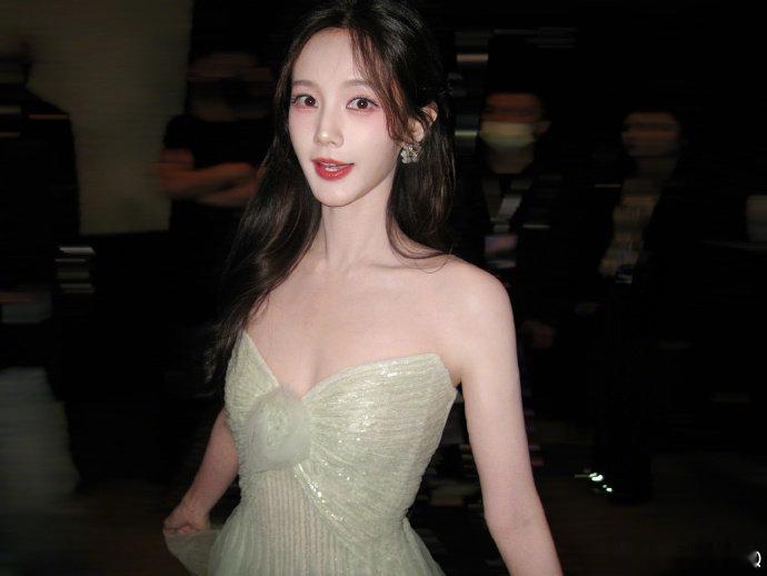 李一桐绿色抹胸长裙 李一桐好清新的美 李一桐与绿色的适配度 ​​​