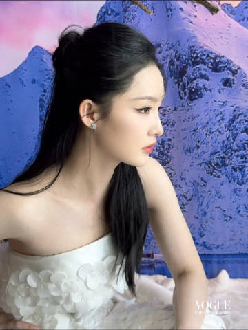 #李沁白色礼服半扎发型##李沁淡妆出境# ​​​李沁的淡妆出境，更是将她的美丽展