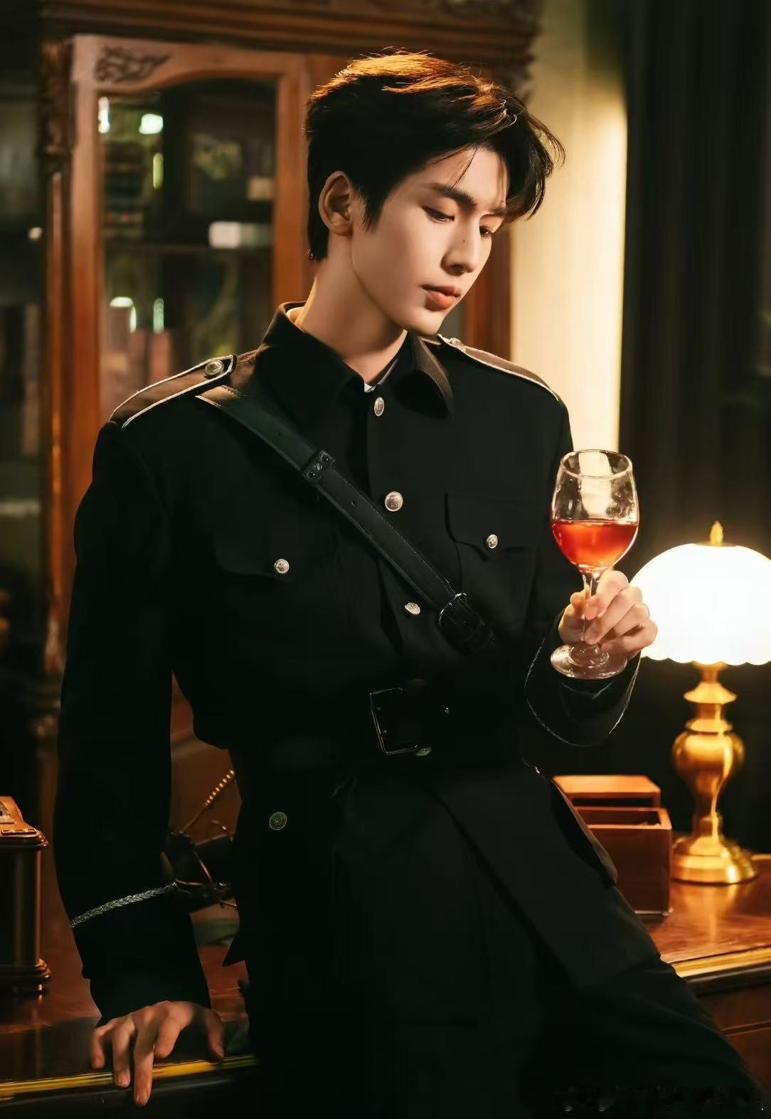 张凌赫抹唇这下有疯批那味儿了名场面反复循环！张凌赫演绎的慕容清峄笑容暗藏野心，当