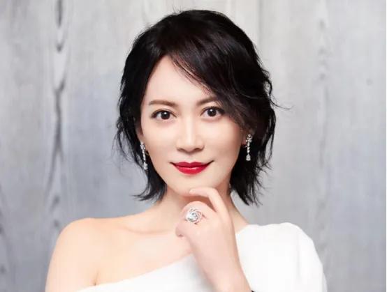 一次访谈，俞飞鸿说：“朋友圈早关了，昨天还删了一大批不认识的人。”记者吃惊地说：