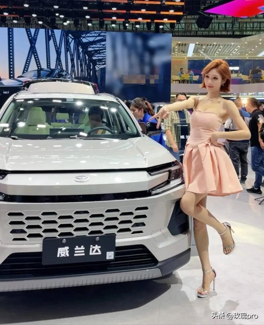 这就是赤裸裸的现实啊：
电车1年电费1000元
油车1年油费10000元
电车5