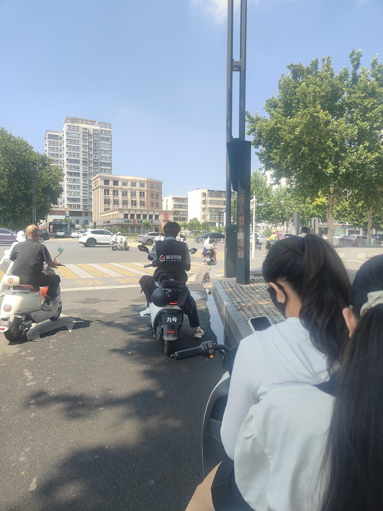 不得不说如今在邢台九号电动车已经成为年轻人和快递跑腿小哥的理想交通工具，有一次我