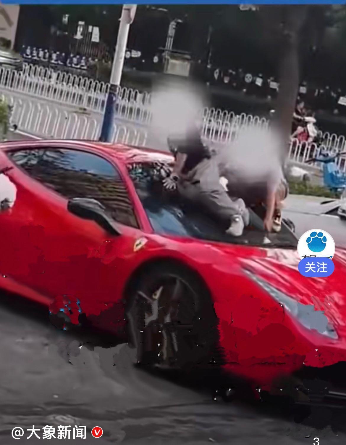 近日，云南昆明车主张先生，把价值 360万的法拉利规规矩矩停在车位上，谁也没想到