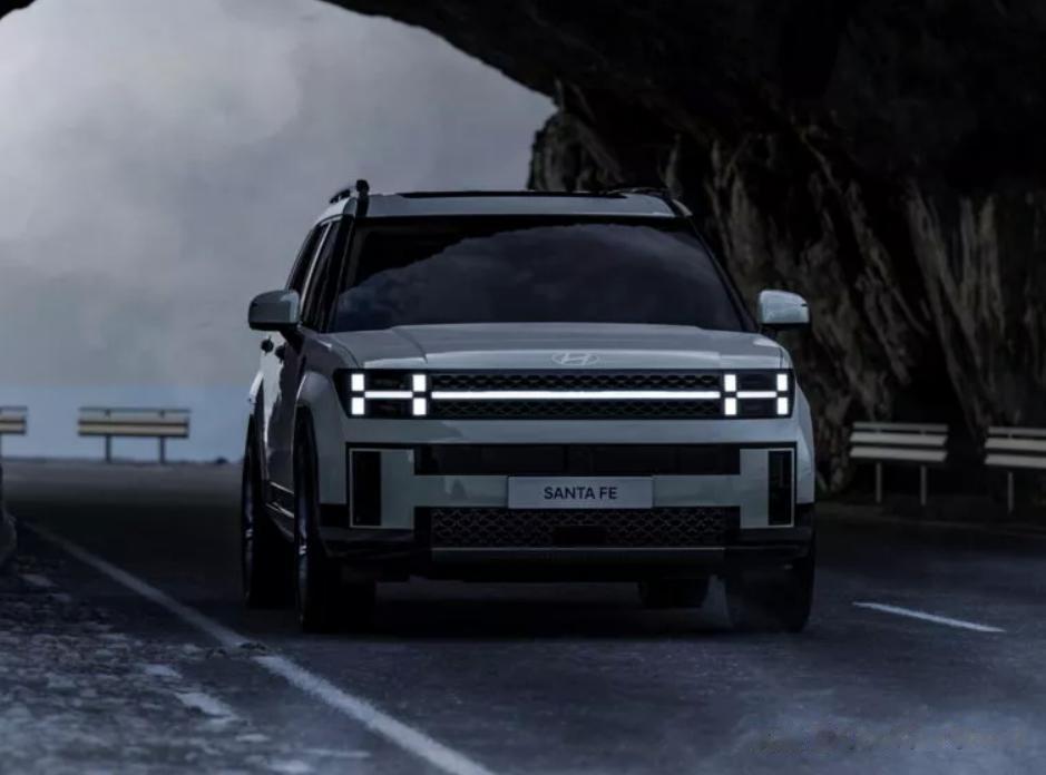 日前，现代汽车公布了一组现代全新Santa Fe官图。外观上，根据此次公布的图片