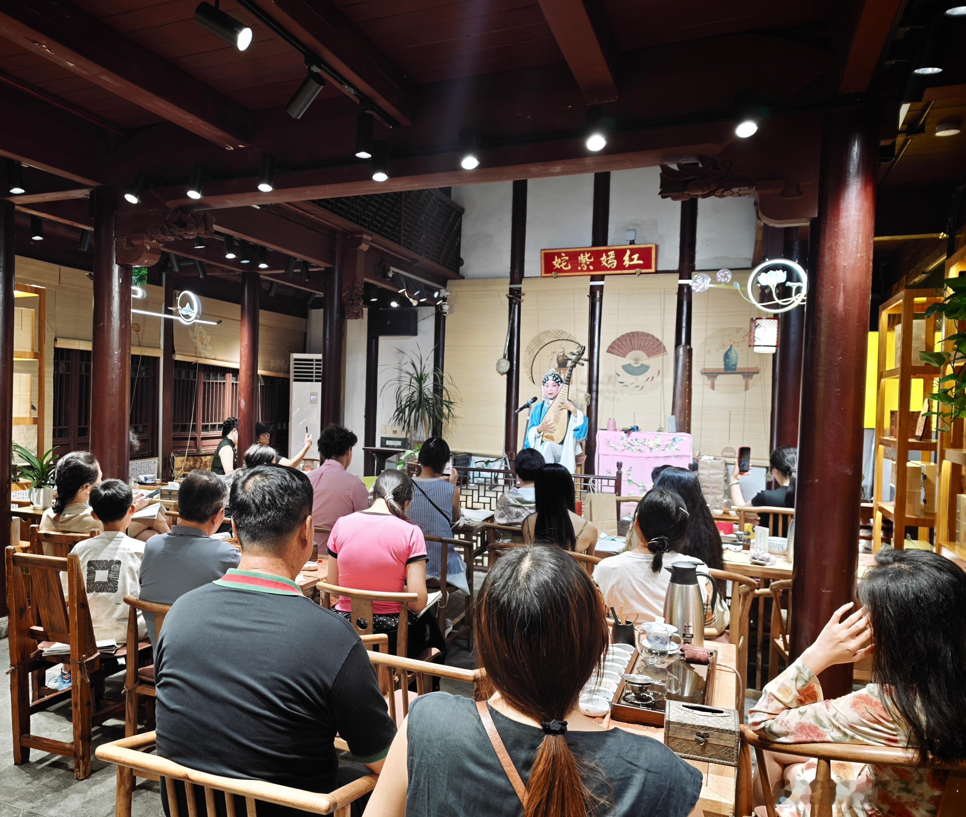 昨晚上海的张庆兄弟来了，买了本我的新书《半出戏，一生梦》，说为复旦大学图书馆采购