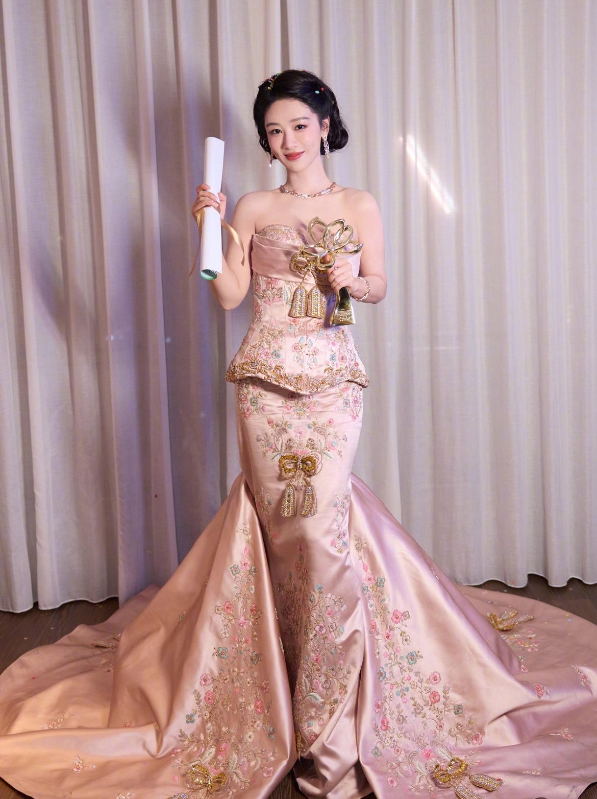 手握氧气瓶拿视后，杨紫这波赢麻了

昨晚白玉兰，杨紫凭《生命树》白菊一角拿下最佳