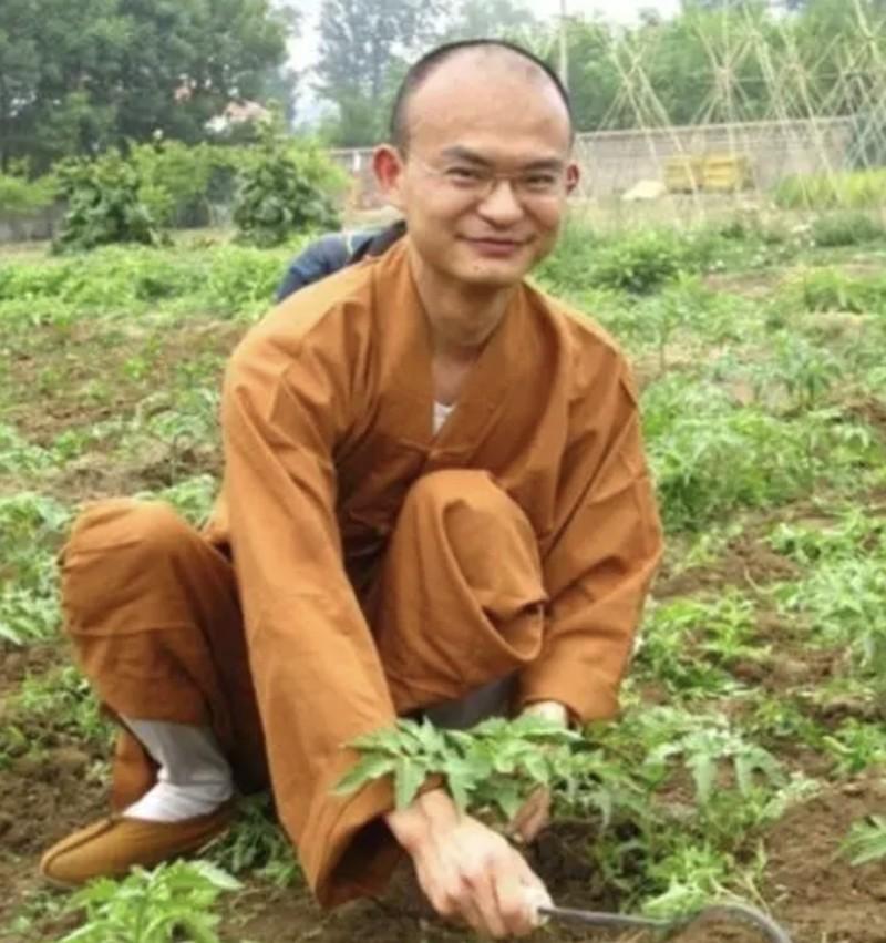 2008年，80后清华博士辞掉了年薪百万的工作，执意出家当和尚，父母下跪都无法令