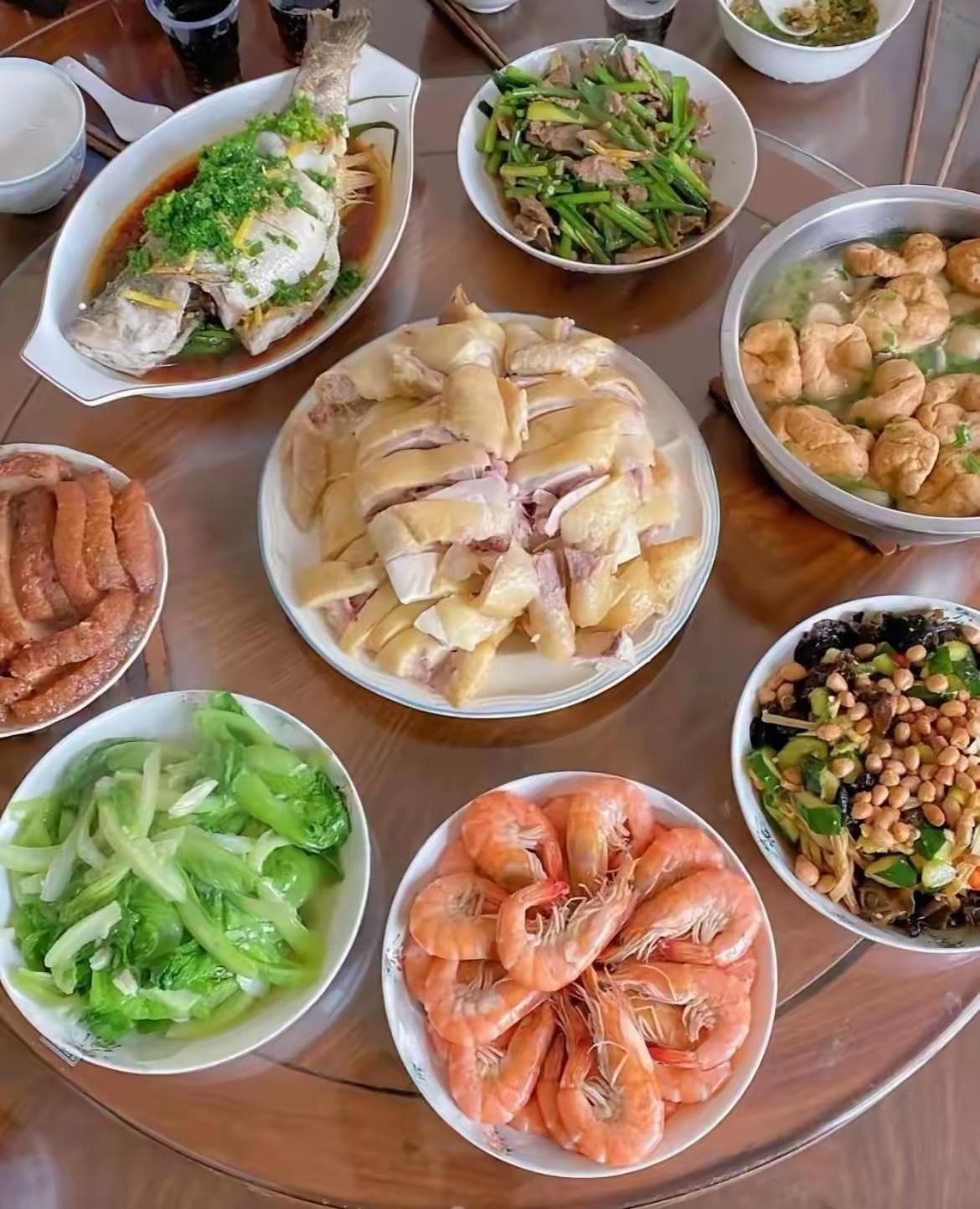 这桌菜的出镜次数好多，不知道有什么魅力存在，光是头条微头条都不知道刷到多少回了？