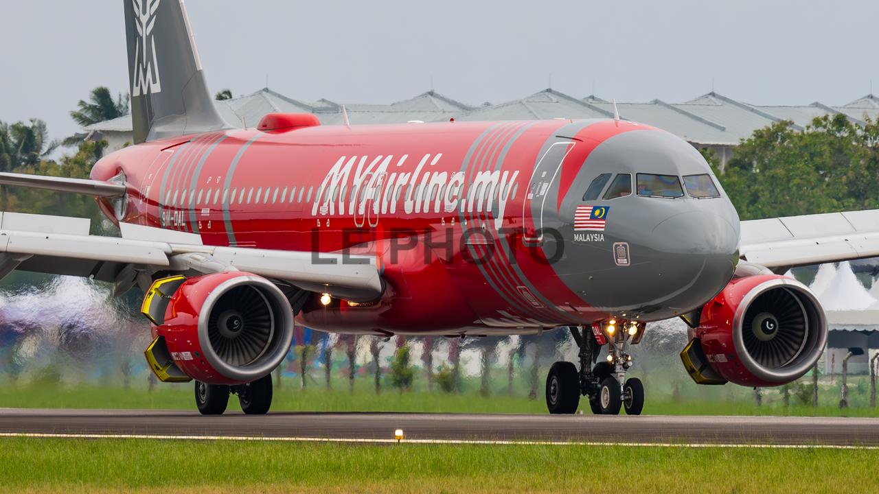 一架采用折流门反推结构发动机正在全力刹车中的空客A320飞机。据说这家航司已经倒