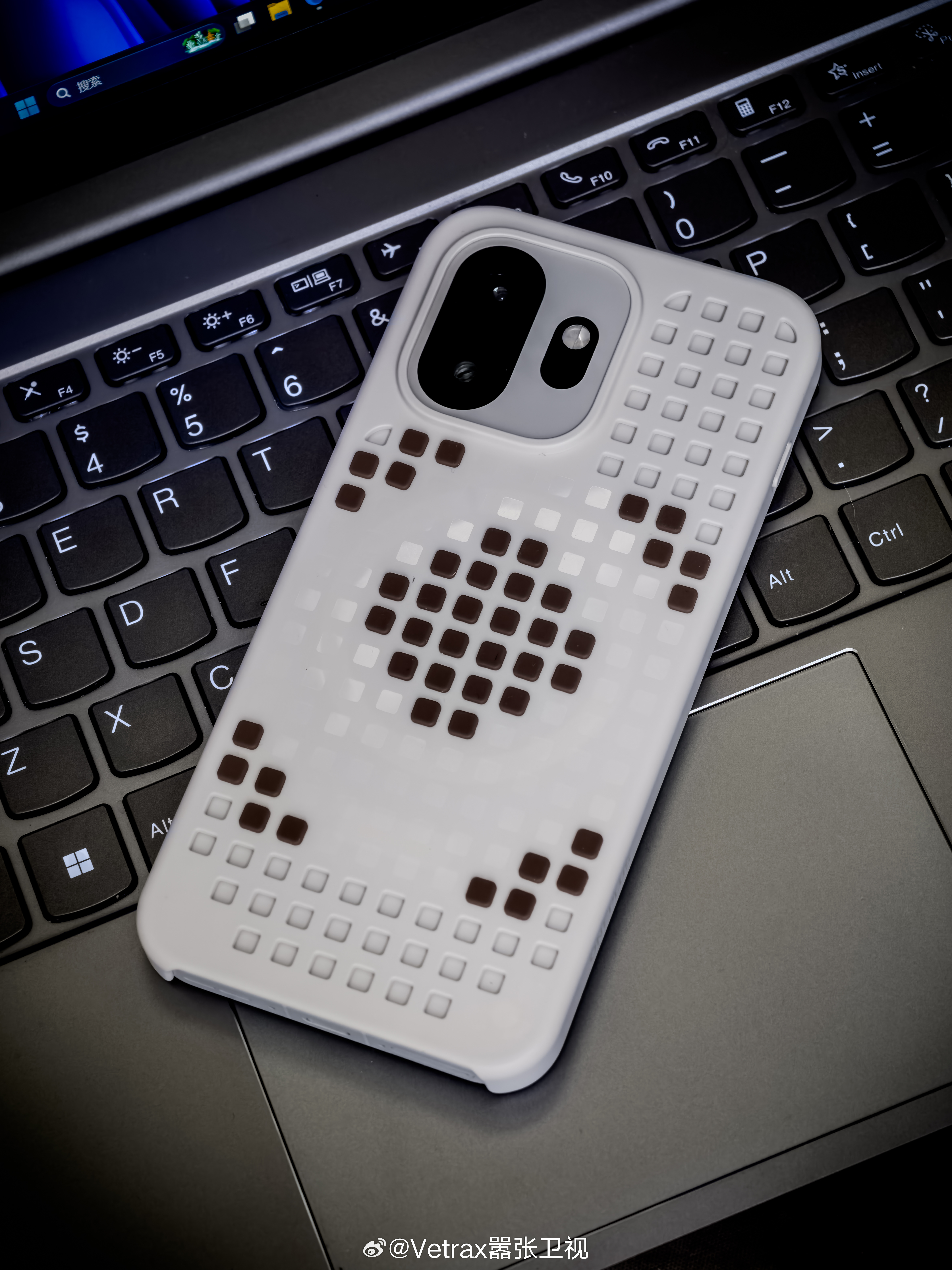 还是挺喜欢一加这个蛮有意思的磁吸洞洞壳的～一加 13T 整了一个，现在又给一加 