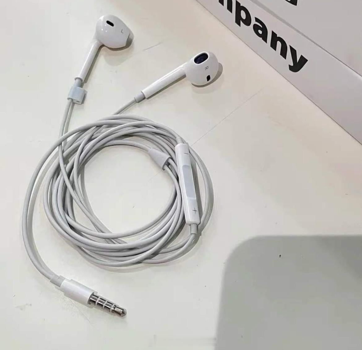 到底是谁取消有线耳机的怀念那个插上耳机就能听歌的年代。不用配对、不用充电、音质稳