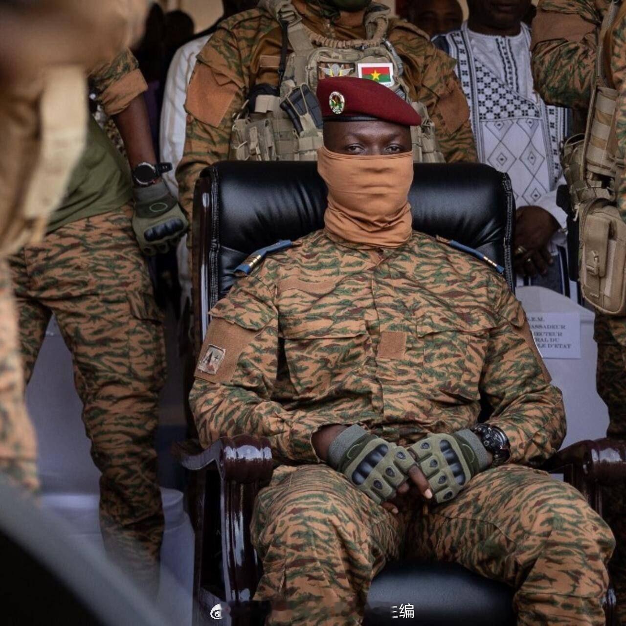 布基纳法索的易卜拉欣·特拉奥雷上尉领导的军政府通过了一项新刑法典，恢复了死刑条款