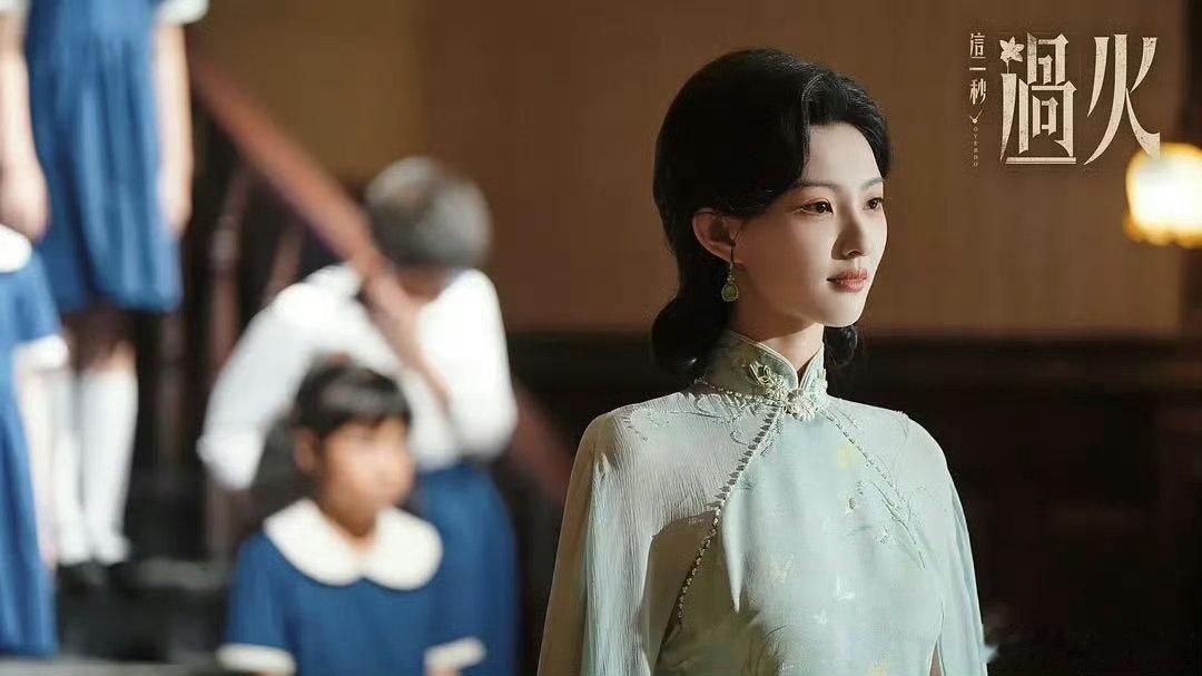 王籽苏凭这一秒过火海棠青出圈00后王籽苏把青衣卧底演活了💐台上回眸百媚生，台下