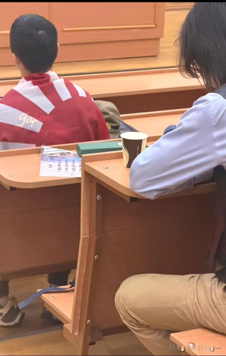 莫大课堂身披旭日旗！南京出来的学子，这是忘了三十万同胞的血泪吗？
 
莫斯科国立