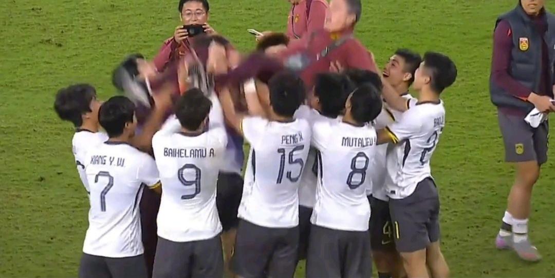 U23国足3-0越南首进决赛 零失球硬刚日本剑指冠军
 
3-0横扫越南！中国U