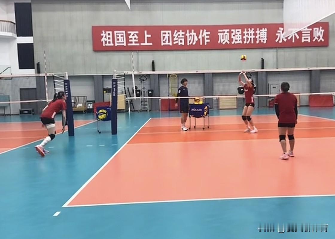 泪流满面[流泪][流泪]李盈莹回归中国女排了，缺席赛场，但是不缺席努力[流泪][