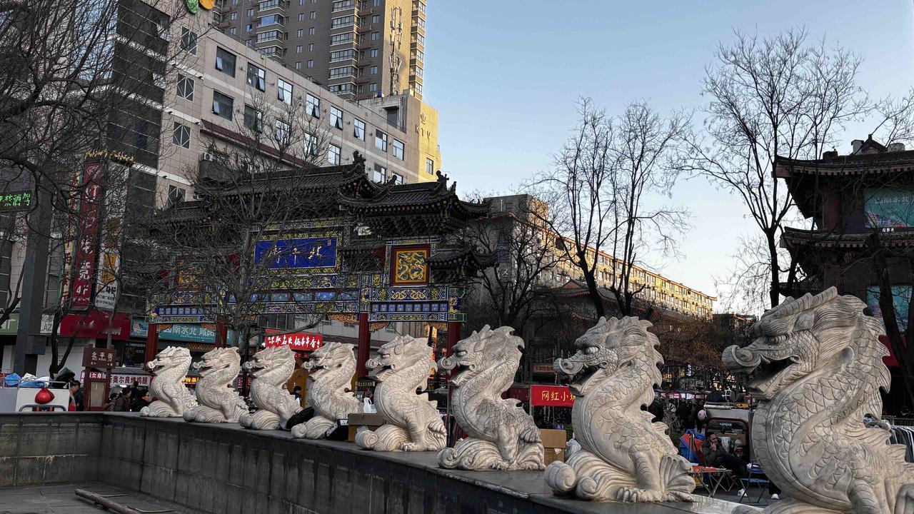 我下午去老街游览一圈，老街春节布置一新。博物馆门口附近游客明显比平时多了许多，窦