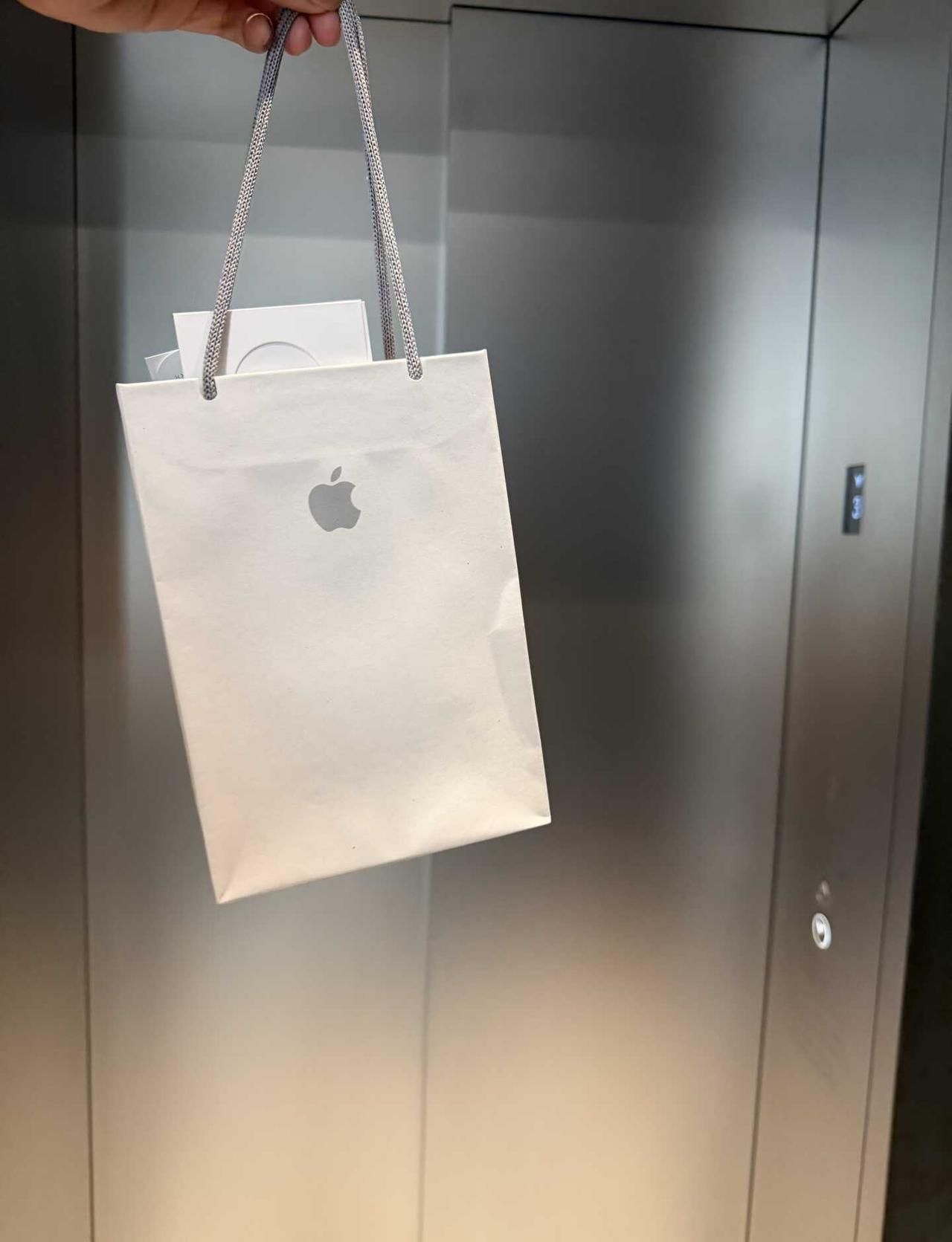 已成功在澳门购入美丽废物一台
终于买了很想买的 AppleWatch 了(๑>◡