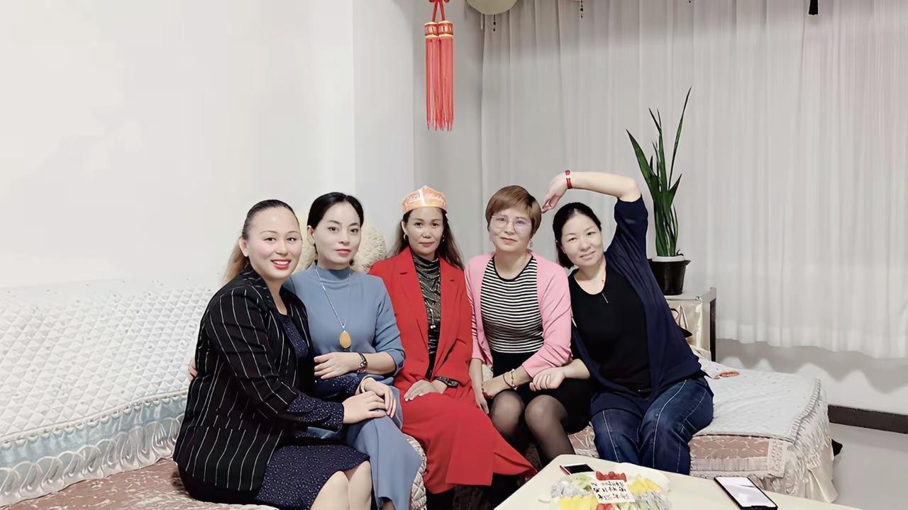  凭第一眼直觉挑选！五位女士，你认为谁当下运势最好？

面相识人