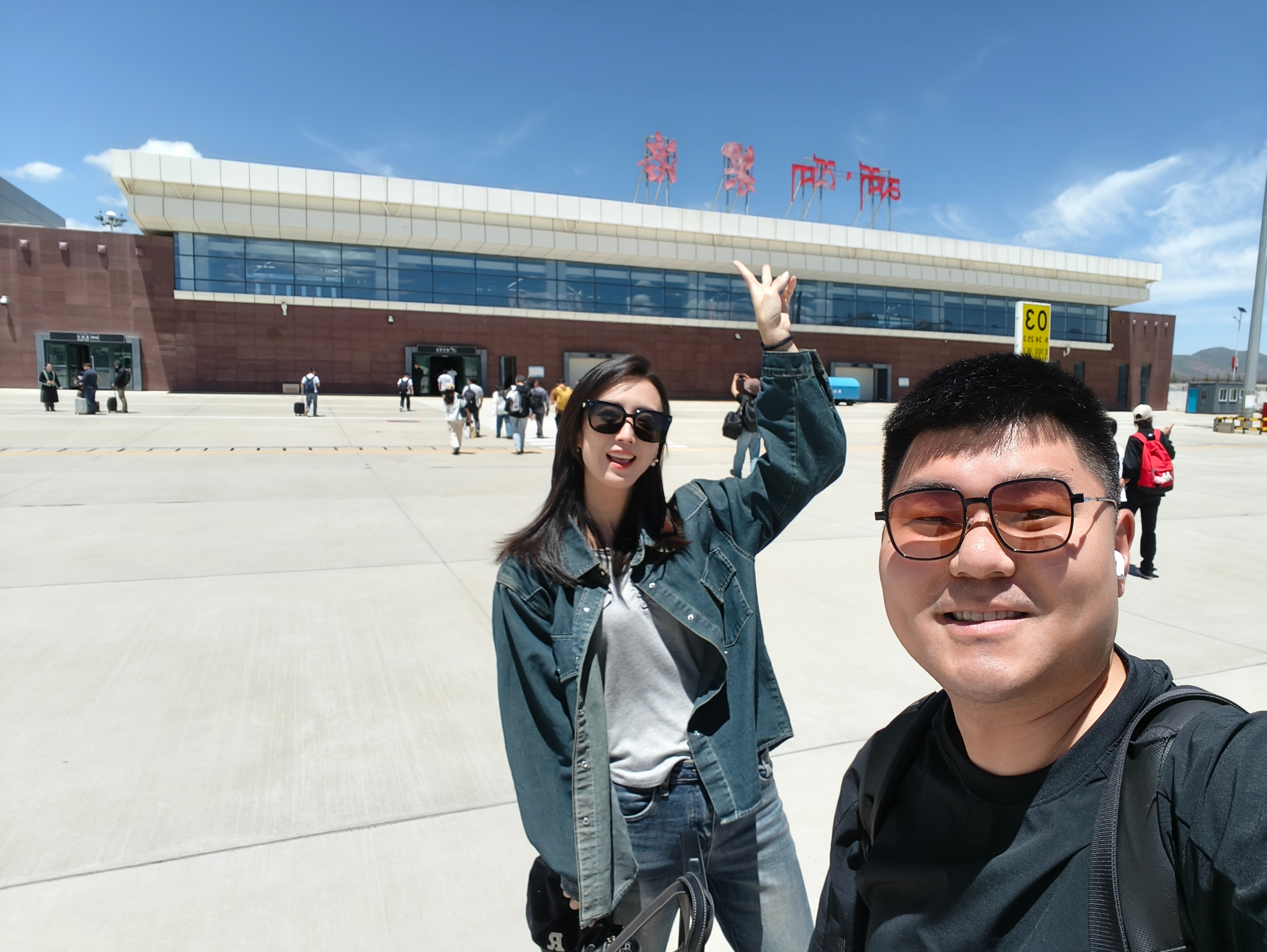 0 米直接拉到 4200 米，高不高反不知道，一直是微醺的感觉。师妹边吸氧边拍照