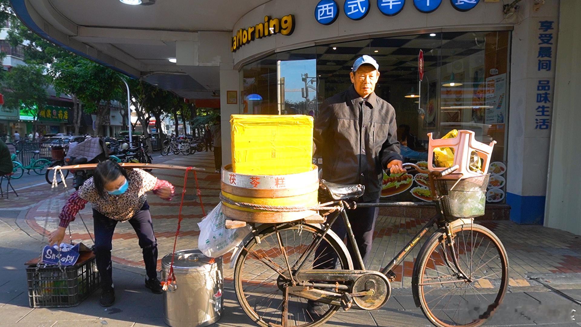 在福建厦门有一道流传了300多年的甜品，口感介于蛋糕和馒头之间，早期的摊贩们都是