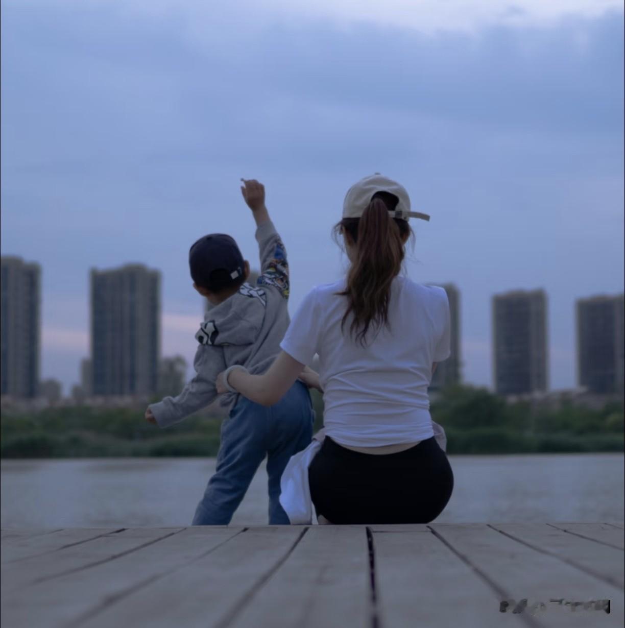 别说什么一日夫妻百日恩，我单位一个同事发生意外去世后，曾经与他百般恩爱幸福的老婆