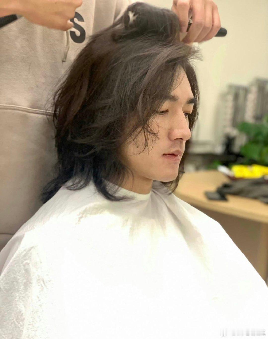 此沙真发量王者 此沙头发真的是很多很多呀，看了都让我觉得很羡慕了呀，不得不说，他