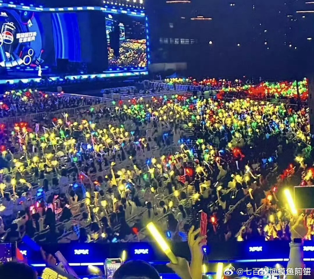 登录少年百事可乐直播，朱志鑫的黄海和苏新皓的红海都挺显眼的。百事可乐直播 ​​​