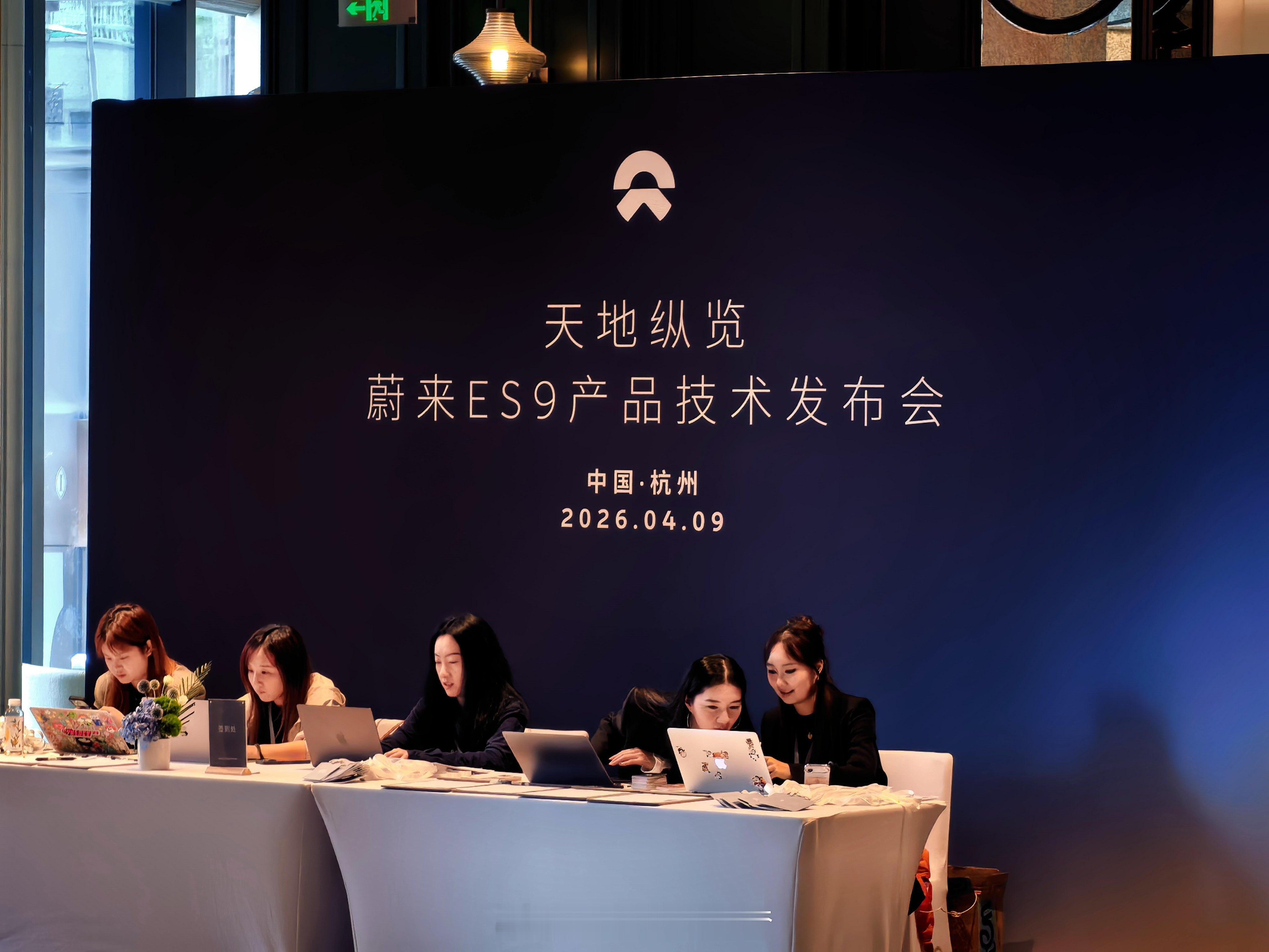 在网上看大家都说蔚来ES9好真是馋死我了……我高低下午得去看看有多好