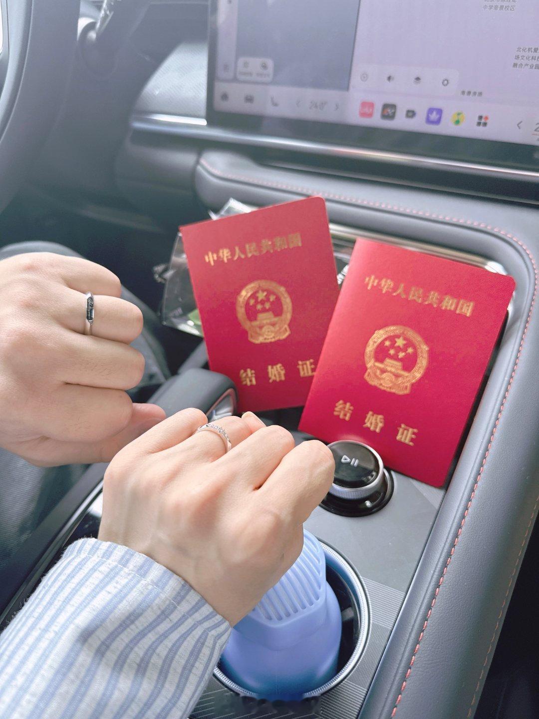 邓帅结婚 恭喜！喜人邓帅520官宣领证，与开心麻花演员孟菲喜结连理，舞台搭档变人