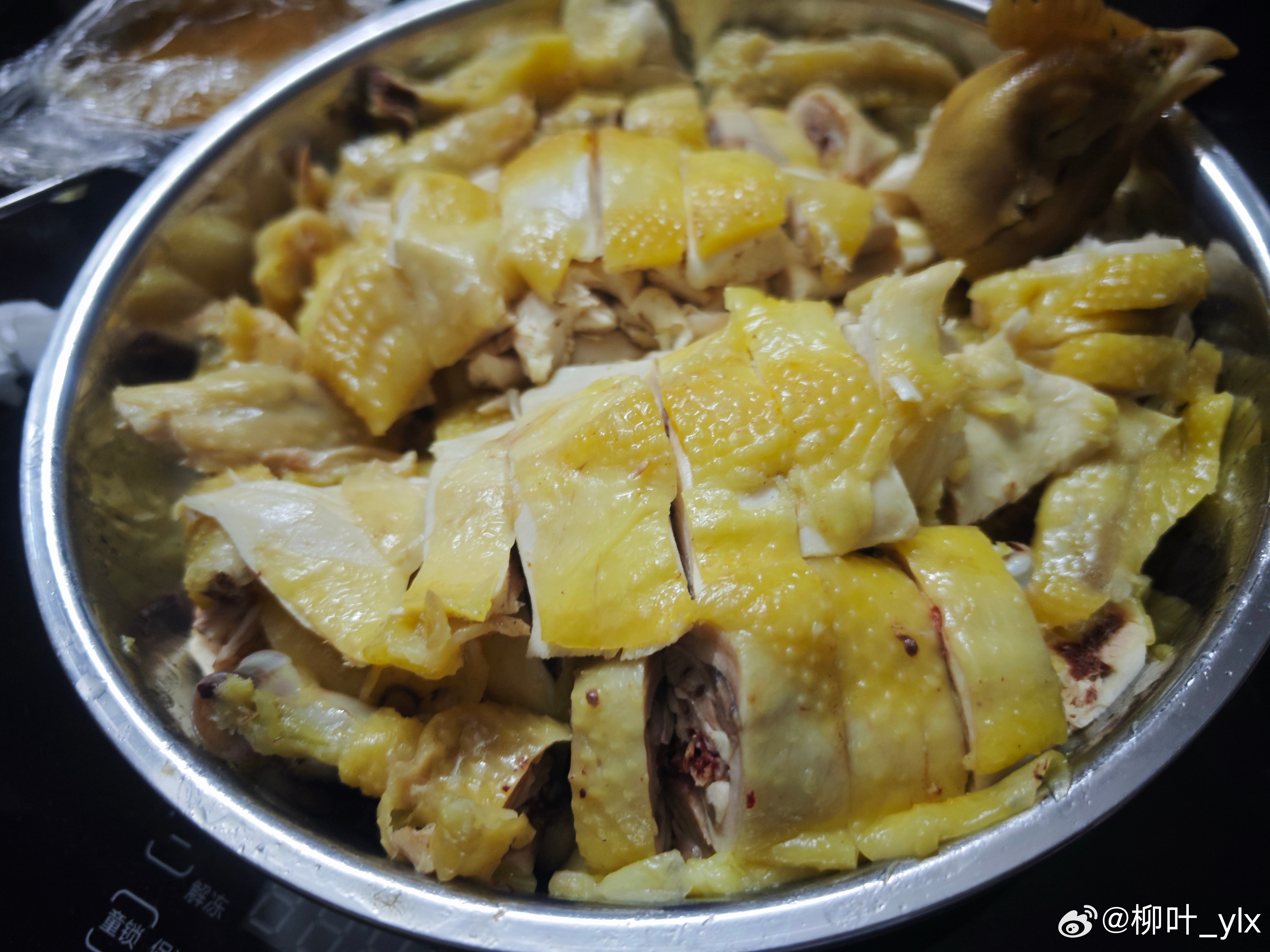 七月十四，中午烧纸拜先人。晚上斩鸡吃饭——鸡、盐焗花螺、煎炆酿苦瓜、炒娃娃菜【中