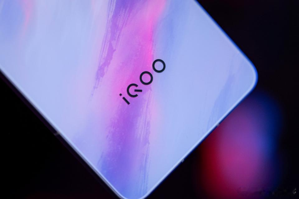 iQOO15T，我拿到的是青云版本，我个人还是很喜欢这个色彩的哈，不同光照下，感