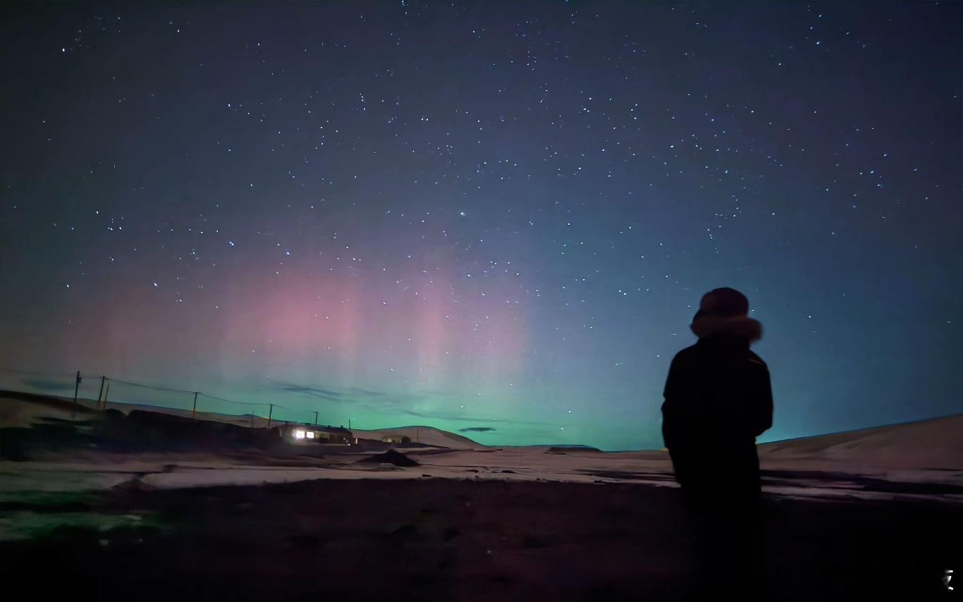 昨天一觉醒来，朋友圈全是粉紫绿的天空，开始我还以为大家开了新滤镜，结果真的是——