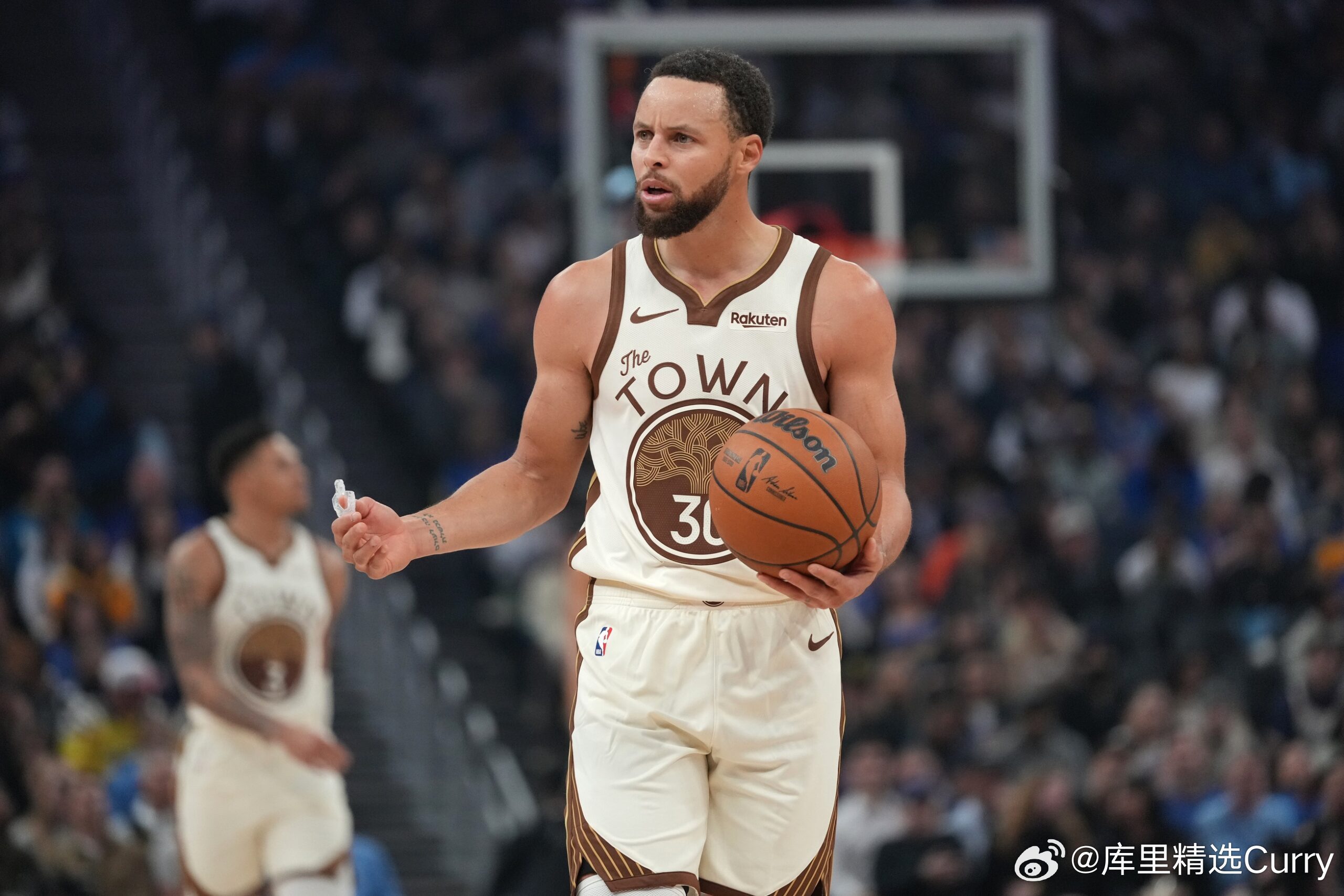 库里的跑步膝比预期的要严重一些。同样，对这种慢性又是关键部位的伤病，对即将38岁