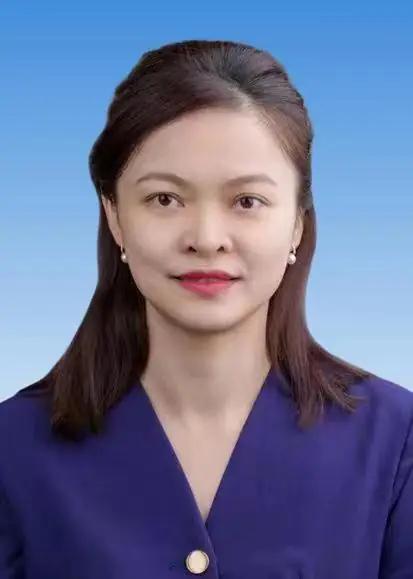 这是邢彬彬的姐姐丹丹，她的相貌比较清秀，弯眉细黑，双眼皮如雕刻，大眼睛炯炯有神，