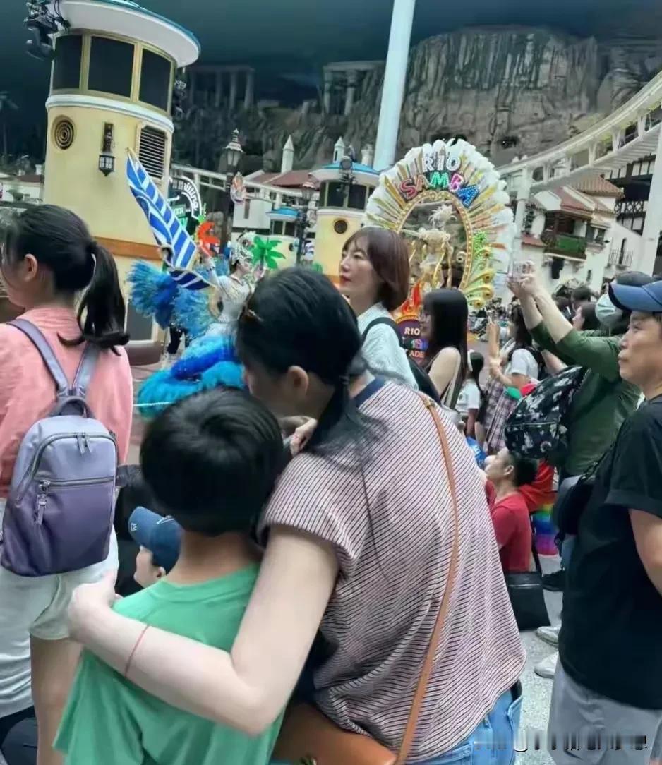 枯藤老树昏鸦,秃头伺候大妈,打碟不在话下,把尿更是行家。这是网友专门给她作的一首