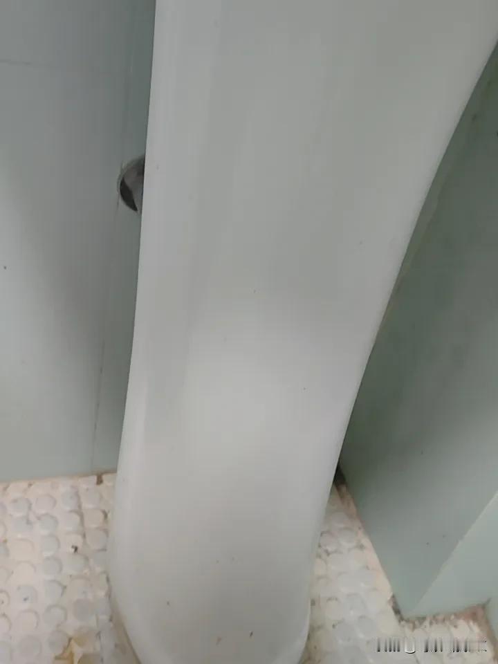 李亚鹏从和王菲离婚。做投资失败成为老赖。口碑一路下滑。在互联网上也是不温不火。演