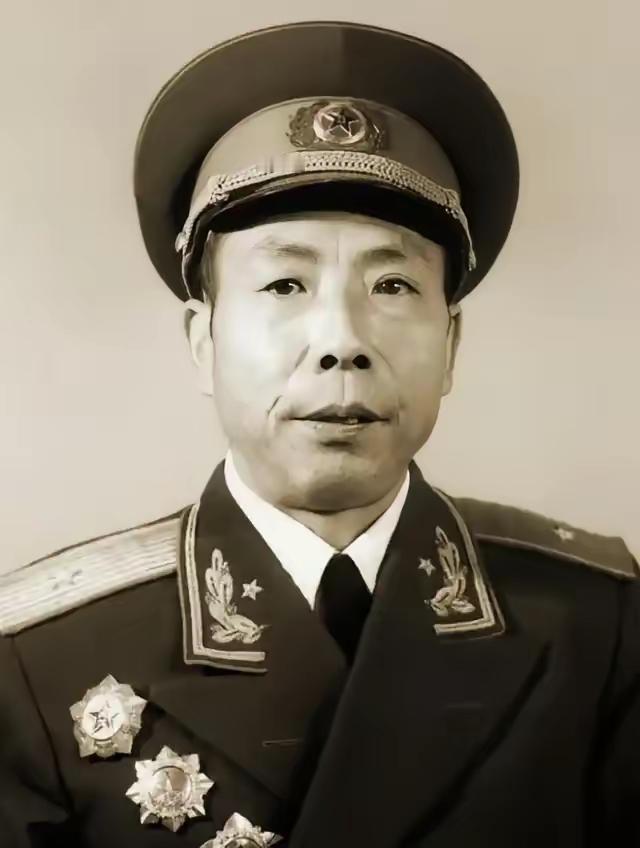 1937年，西路军营教导员况玉纯不幸落到敌人手里。谁知刚把他押进城，那两个骑兵把