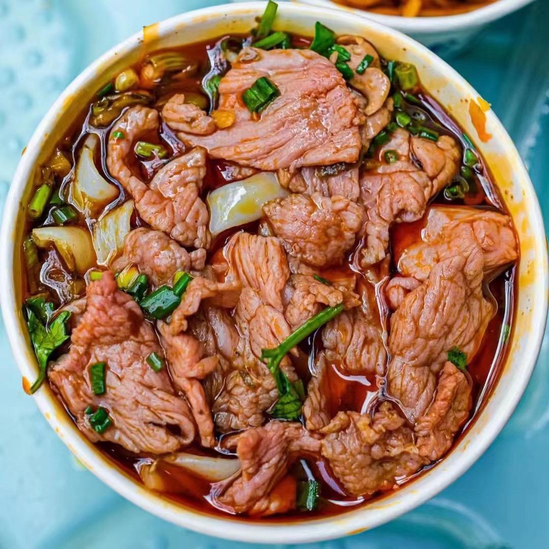 在武汉，早餐真的品类非常多，多到你可以365天不重样，毫不夸张！像这样的生烫牛肉