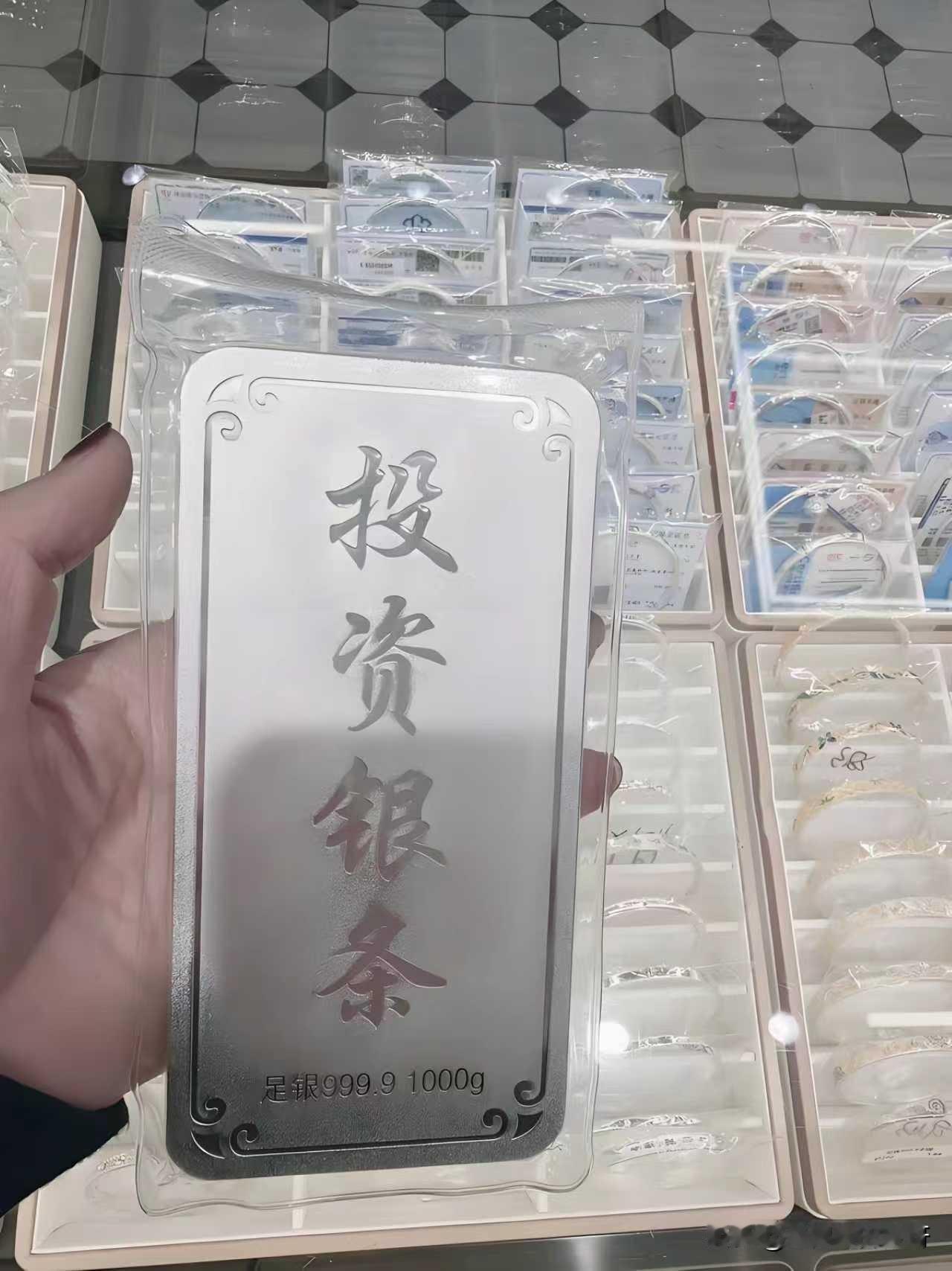 今天银价多少钱一克？
让我来告诉你吧
某六福专柜
今天银条36元/克
营业员卖力