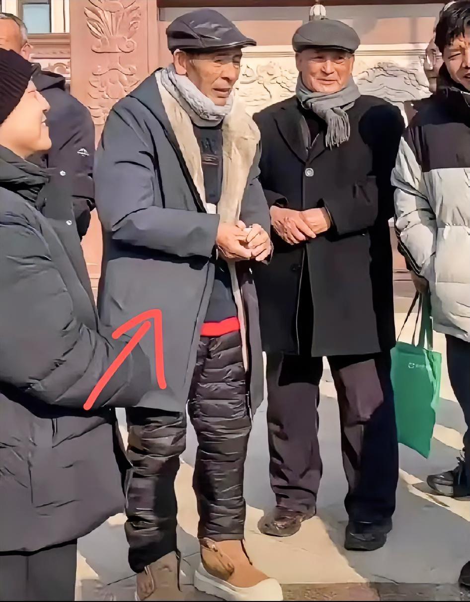 细节见人品，刘强东发年货，
大家的关注点都在年货上，
可我发现了一个细节，那就是