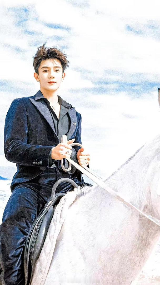 夏之光眼神好强的压迫感 以前觉得他是少年感挂的，这组图直接颠覆印象。西装笔挺，眼