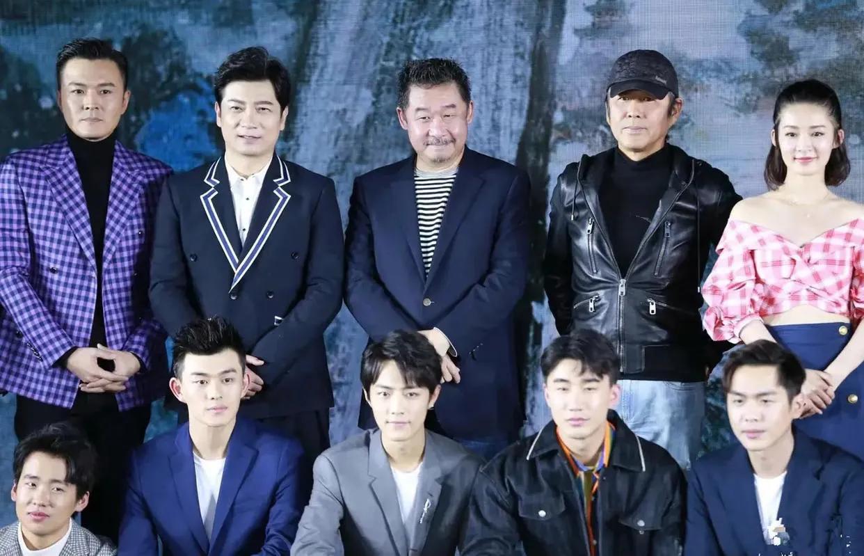 看《庆余年》几大男主合照，有网友吐槽说，肖战不论是样貌气质都不输张若昀，妥妥的男