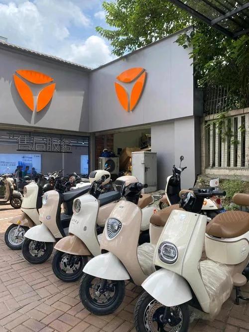 电动车新新国标实施，不少商家声称老款不敢卖，新新国标断货，每辆电车均价4000元