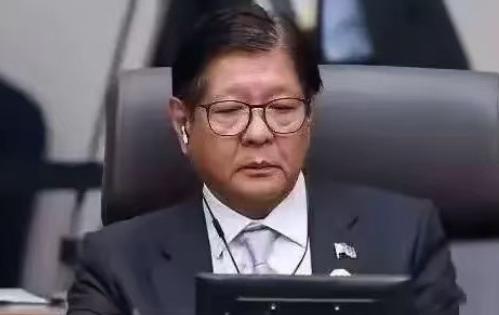 菲律宾干了件全世界没一个国家干过的事。
他们直接宣布，国家进入紧急状态。不是因为